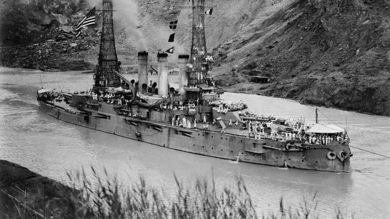 O 'USS Ohio', em Julho de 1915, a passar pelo Canal do Panamá, pouco menos de dois anos após o fim das obras executadas pelos Estados Unidos.&nbsp; Foto Arquivo/Shutterstock