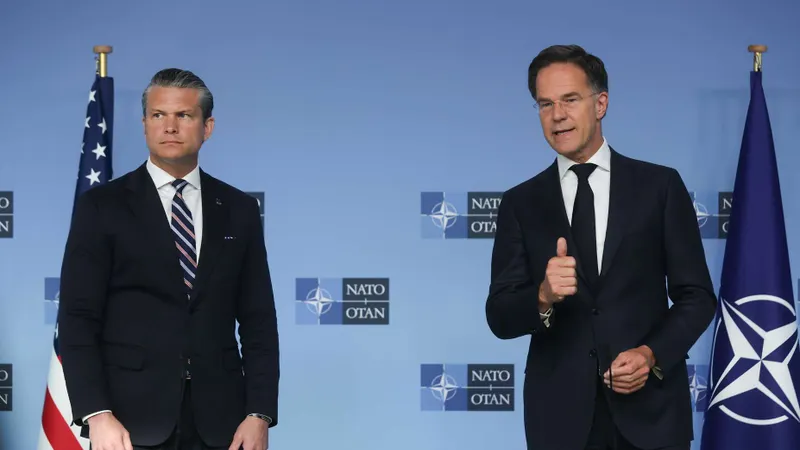O secretário de Estado da Guerra dos EUA, Pete Hegseth, e o secretário-geral da NATO, Mark Rutte. Foto&nbsp;Olivier Hoslet/EPA