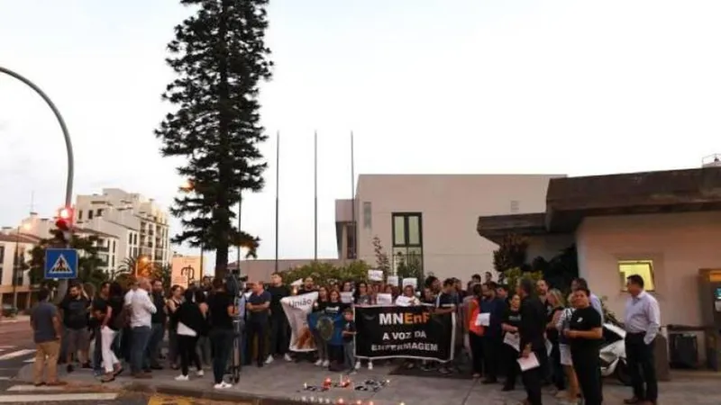 Na quinta-feira os enfermeiros marcaram uma vigília para o final do dia. No Funchal, os profissionais juntaram-se no Hospital Dr. Nélio Mendonça. FOTO: Rui Silva/ASPRESS