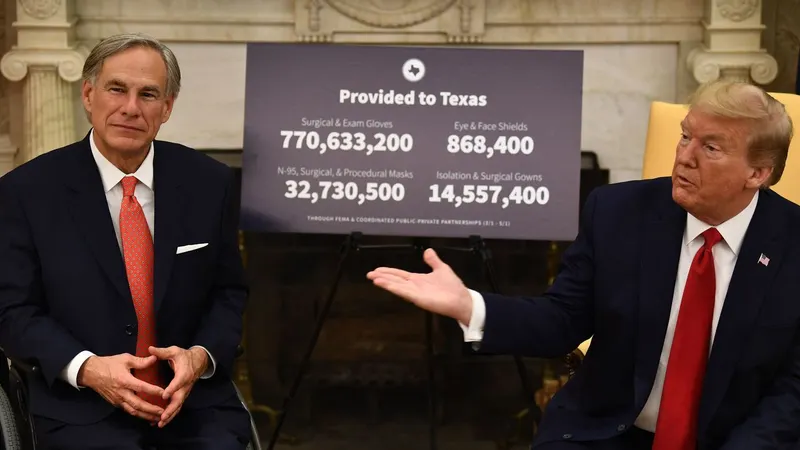 O governador do Texas, Greg Abbott, e o ex-presidente dos EUA.&nbsp; &nbsp;Foto Arquivo/Brendan Smialowski/AFP