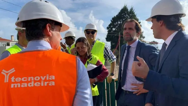 O presidente do governo regional visitou, na tarde desta segunda-feira, as obras de canalização e regularização da foz da ribeira da Madalena do Mar. 