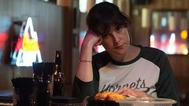 Ruth é interpretado por Melanie Lynskey (’Dois Homens e Meio’).
