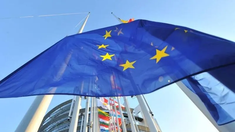 Os Estados-membros da União Europeia acordaram esta terça-feira que pessoas com o Certificado Covid-19 válido (vacinados ou recuperados) não devem ser alvo de “restrições adicionais à livre circulação” para facilitar viagens.