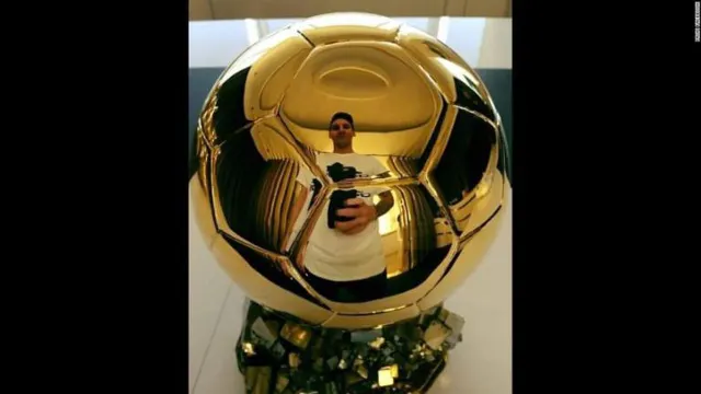 Lionel Messi com a 4.ª Bola de Ouro.