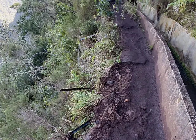O mau tempo das últimas semanas fez cair algumas árvores, bem como originou alguns deslisamentos de terras, levando a estragos ao longo da Levada do Furado, que liga o Ribeiro Frio à Portela.&nbsp;