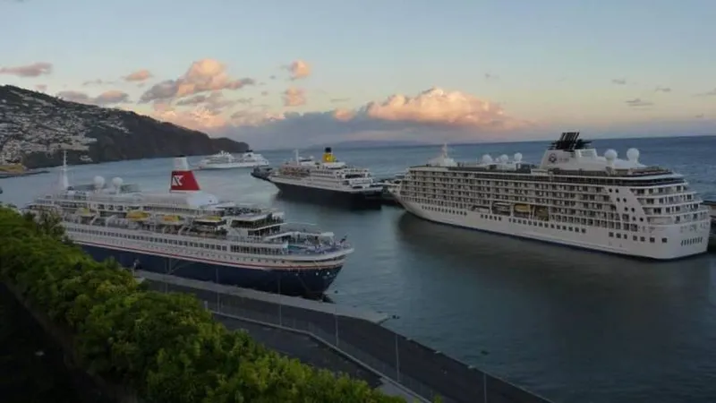Quatro dos cinco navios que hoje estiveram e estão no Porto do Funchal.   Foto DR/APRAM