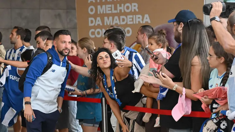 A comitiva do FC Porto à chegada ao Aeroporto da Madeira, antes do encontro com o Marítimo