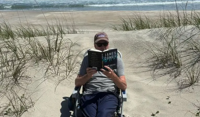 James Comey na praia onde, alegadamente, terá juntado umas conchas que resultaram na suspeita de ameaça.&nbsp; Foto DR/Instagram