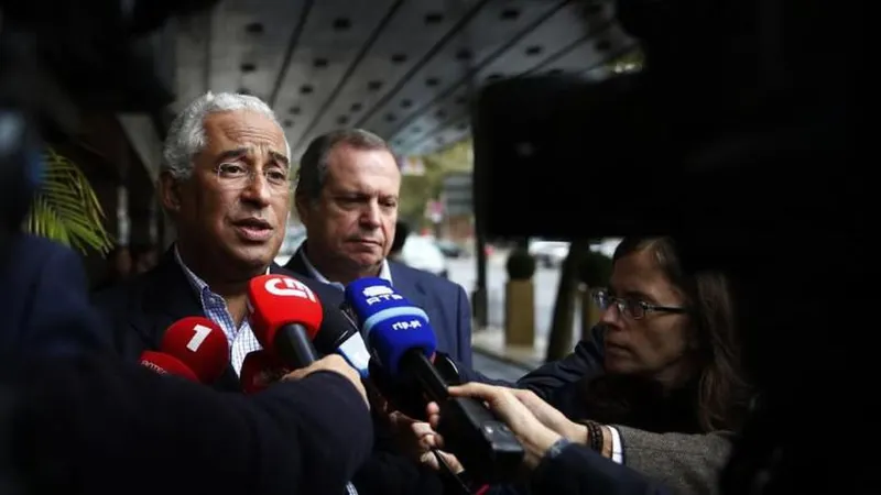 António Costa na frente e Carlos César logo atrás.   Foto TIAGO PETINGA/LUSA