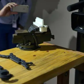 A 12 de Março deste ano foram detidos suspeitos: dois antigos agentes da Polícia Militar do Rio. Na imagem, material apreendido de um dos suspeitos, e que servia para montar armas, verificado no departamento de homicídios da polícia do Rio de Janeiro. 