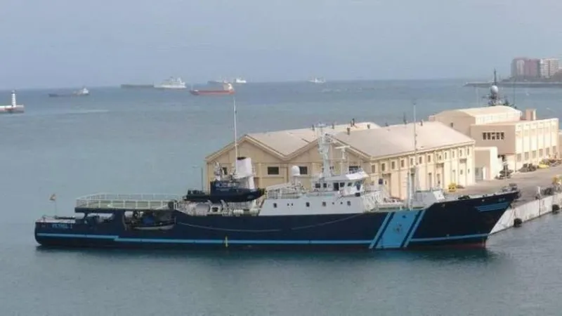 O navio patrulha ‘Petrel’ intercpetou o veleiro ao largo das Canárias