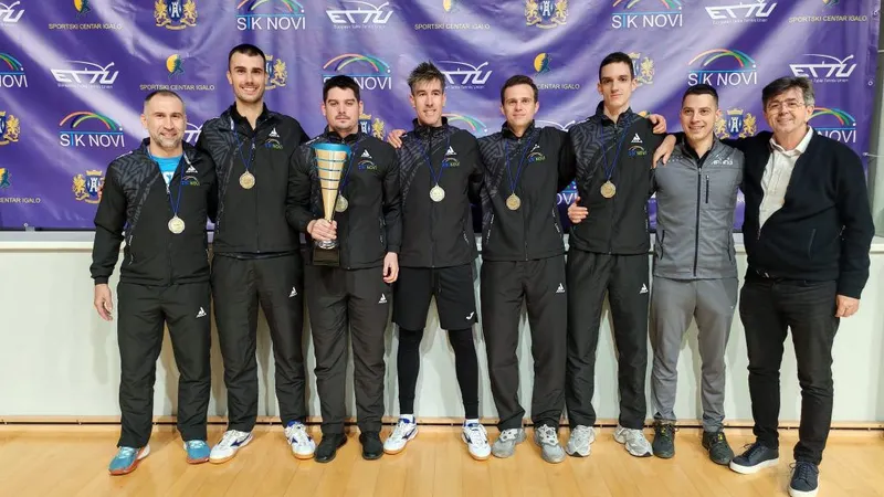 A equipa do&nbsp;STK Novi com o madeirense no meio. Foto ETTU