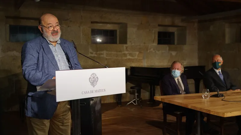 José Viale Moutinho, vencedor do prémio D. Diniz, pela sua obra ‘Cimentos da Noite’, acompanhado pelo Presidente da República, Marcelo Rebelo de Sousa, discursa na cerimónia de entrega realizada na Fundação Casa de Mateus. FOTO PEDRO SARMENTO COSTA/LUSA