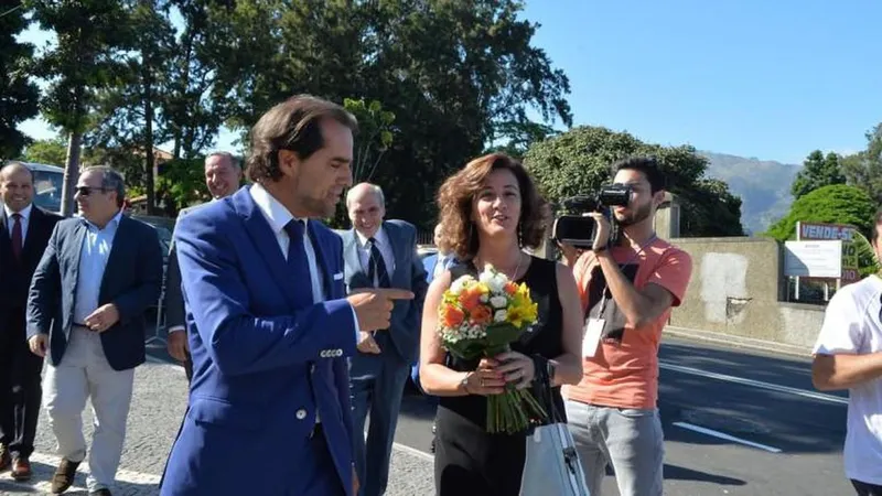 Cristina Pedra recebeu a 7 de Julho flores de Albuquerque. Hoje foi brindada com críticas de Tranquada Gomes.