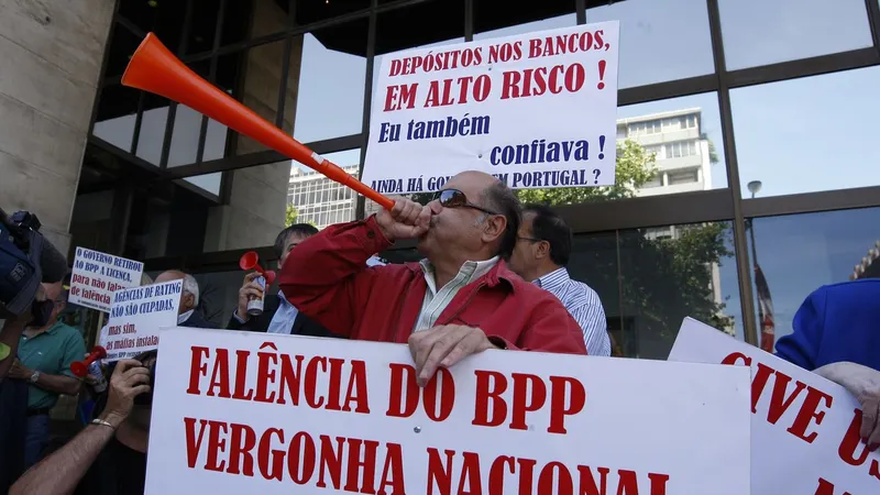Lesados do BPP em protesto em 2010... Foto Arquivo/Jorge Carmona/Global Imagens