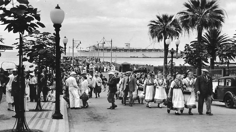 Chegada ao Funchal de um grupo de turistas da 'Kraft durch Freude'.<i>&nbsp;</i>Ao largo, o navio onde viajava Robert Ley. Foto cedida
por Elisabeth Gesche, ex-cônsul da Alemanha na Madeira e inserida na tese de mestrado de Helena Perneta. FOTO FIGUEIRAS