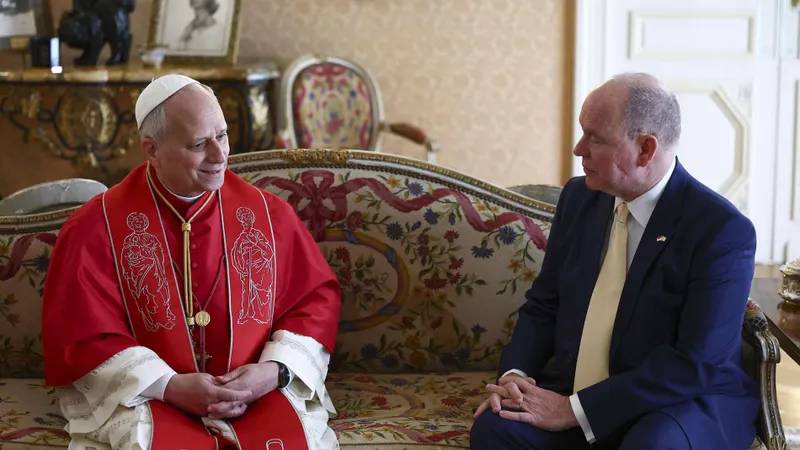 O líder da Igreja Católica foi recebido pelo príncipe Alberto II