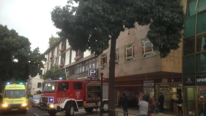 Ambas as corporações de bombeiros do Funchal estão no local. Foto Rui Silva/Aspress