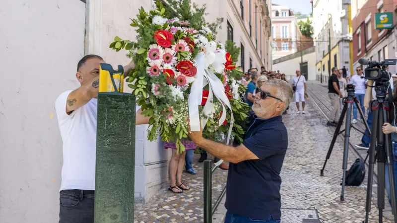 O dirigente sindical do STRUP/Fectrans, Manuel Leal, coloca&nbsp;coroa de flores durante a homenagem às vítimas.
