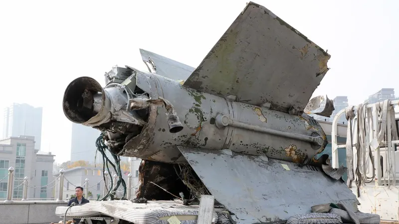 Destroços de um míssil balístico que terá sido lançado pela Coreia do Norte, apresentado hoje como prova na Coreia do Sul.&nbsp; &nbsp;Foto&nbsp;EPA/YONHAP/POOL