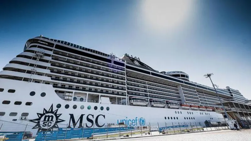 Chegam no mesmo avião fretado que repatriou cidadãos indonésios, tripulantes do MSC Fantasia que terminara cruzeiro a semana passada em Lisboa.  Foto Orlando Almeida/Global Imagens