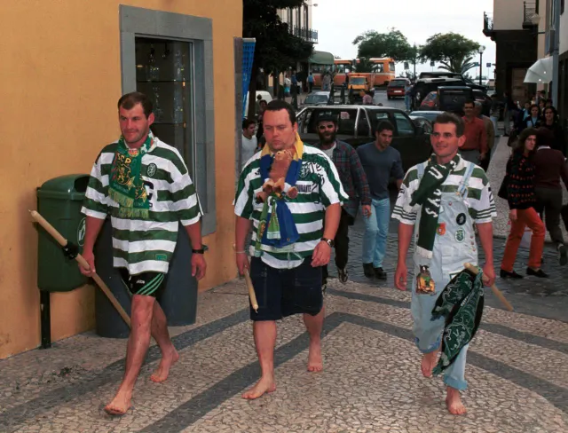 Ricardo Sousa (ao centro) prometeu que ia descalço do Funchal até ao Terreiro da Luta caso o Sporting se tornasse campeão, em 2000.&nbsp;