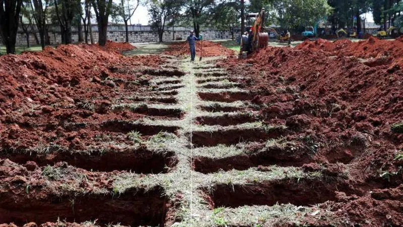 O entrerro em série de mortos em campas abertas à pressa estão a generalizar-se.  Foto EPA/FERNANDO BIZERRA JR