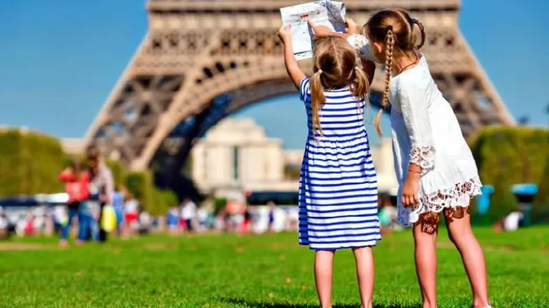1. Viagem com crianças para Paris - De todos os lugares para viajar com a família, a Disneyland Paris é o parque de atracções mais popular. Além dos vários carrosséis e montanhas-russas, há espectáculos da Disney e ainda tem a oportunidade de tirar fotografias com várias personagens, como o Mickey, a Margarida e com o Pateta.