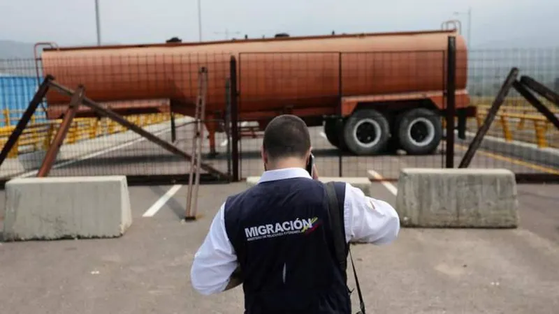 Tanque de combustível bloqueia a passagem de veículos na ponte transfronteiriça de Tienditas, entre a Colômbia e a Venezuela, em Cucuta. FOTO Reuters
