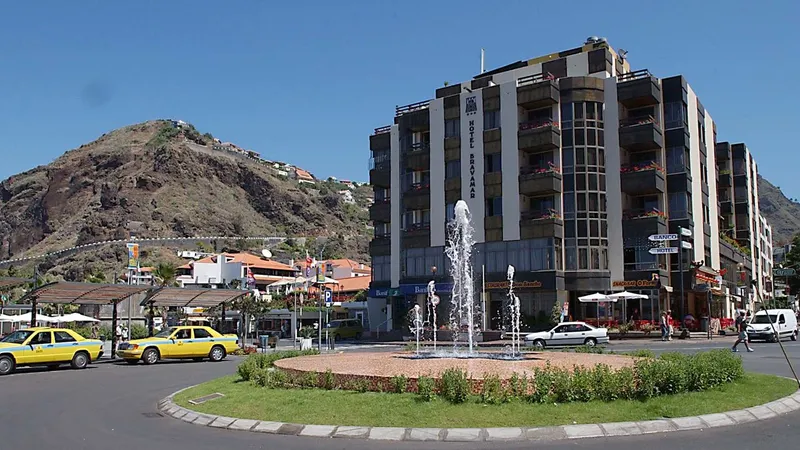 O hotel no centro da Vila da Ribeira Brava é uma das unidades à venda.&nbsp; &nbsp;Foto Arquivo
