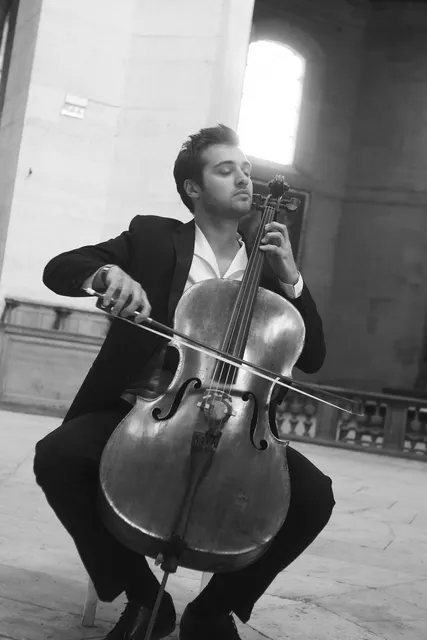 O&nbsp;violoncelista Dmitry Silvian.&nbsp; &nbsp;Foto DR/OCM