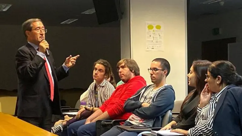 O padre, professor e ensaísta apresentou, esta tarde, na UMa, o seu mais recente livro: ‘Conversas com Anselmo Borges - A vida, as religiões, Deus’. Foto Eugénio Perrigil.
