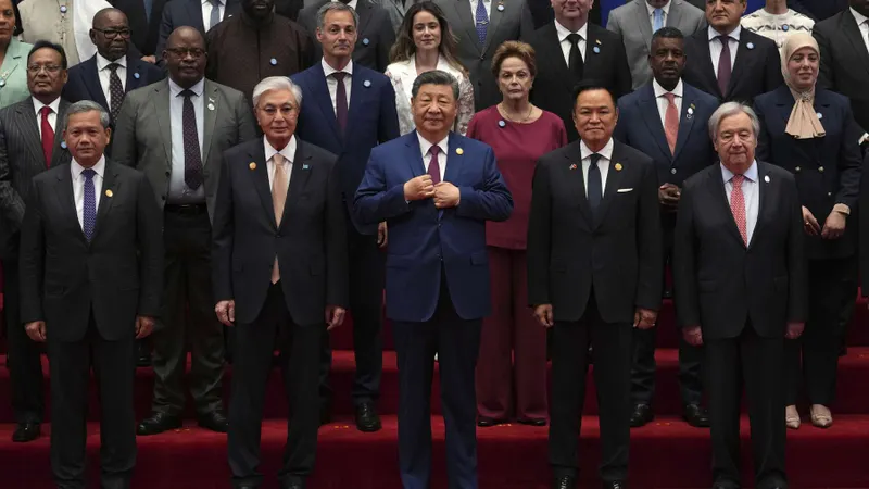 Xi Jinping ao centro na primeira fila da 'fotografia de família'.&nbsp; &nbsp;Foto&nbsp;NG HAN GUAN/AP/POOL/EPA