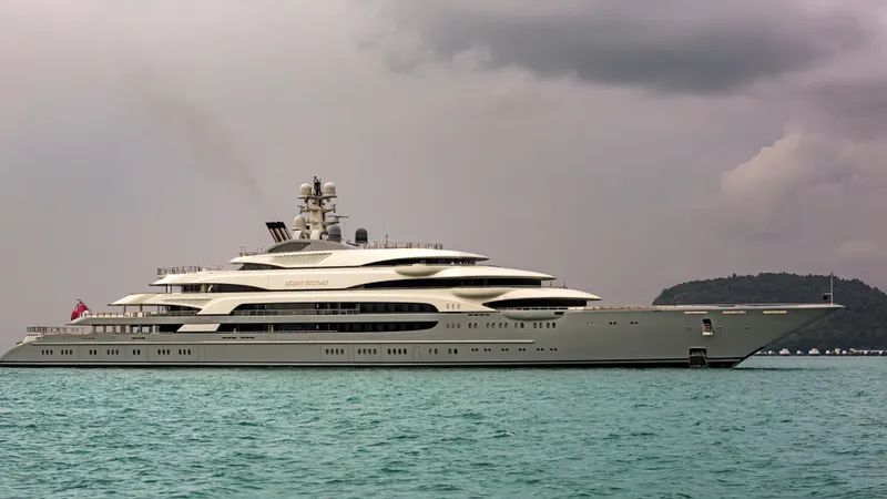 'Ocean Victory', o megaiate de 140 metros de comprimento, com sete decks e seis piscinas, do oligarca russo Viktor Rashnikov, está desaparecido do mapa desde Março.&nbsp; Foto&nbsp;Phuketian.S/Shutterstock.com