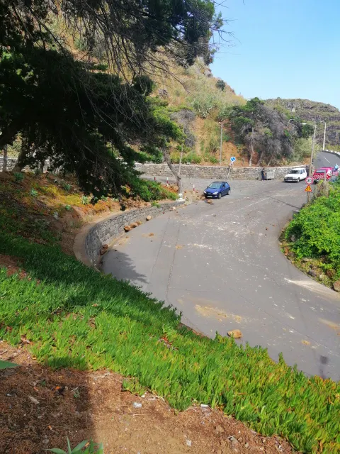 Derrocada junto ao cemitério da Ribeira Brava.