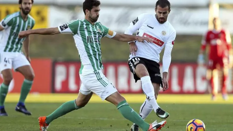 Tarantini discute a bola com o alvinegro Tiago Rodrigues. Foto Lusa
