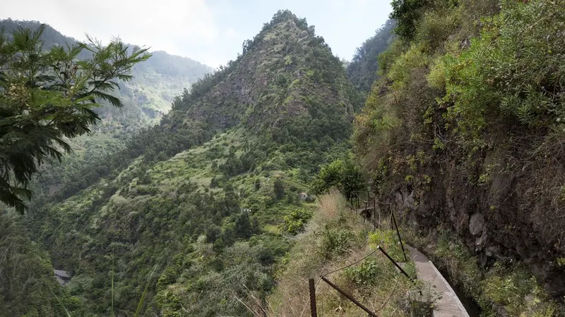Nos últimos meses, têm sido recorrentes os acidentes nesta levada que se encontra bastante degradada.&nbsp;