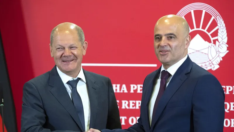 O chanceler alemão Olaf Scholz (à esquerda) e o primeiro-ministro da Macedónia do Norte, Dimitar Kovacevski.&nbsp; Foto&nbsp;EPA/Georgi Likovski