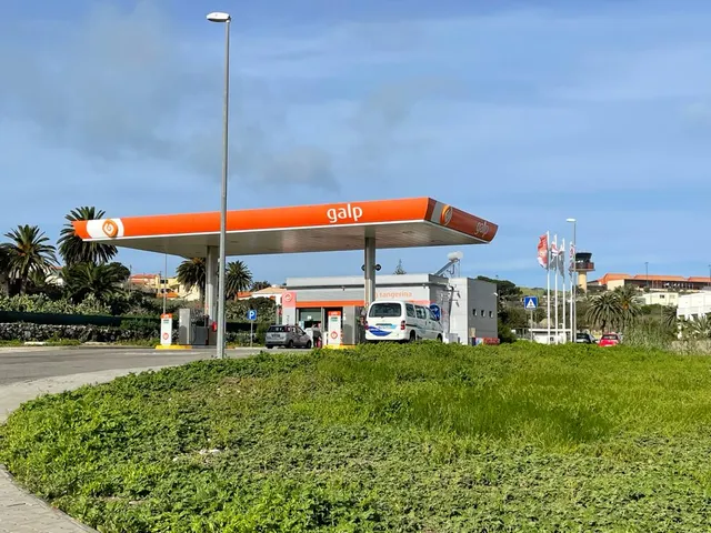 O posto de abastecimento de combustíveis da GALP é o único existente na ilha dourada.