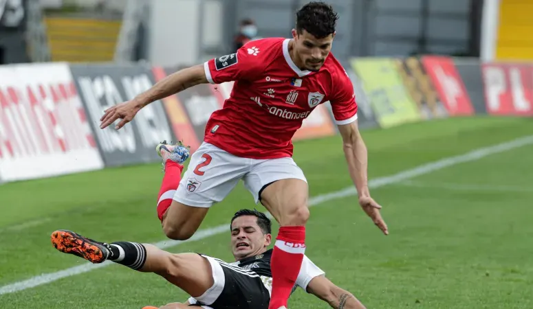 Rafael Ramos [em cima] numa disputa de bola como jogador do Santa Clara, em 2021.&nbsp;
