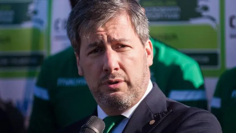 O presidente do Sporting falou, perante os sócios do clube, cerca de 45 minutos, e informou que haverá uma assembleia geral, no próximo dia 17 que será decisiva para a sua continuidade à frente do clube.