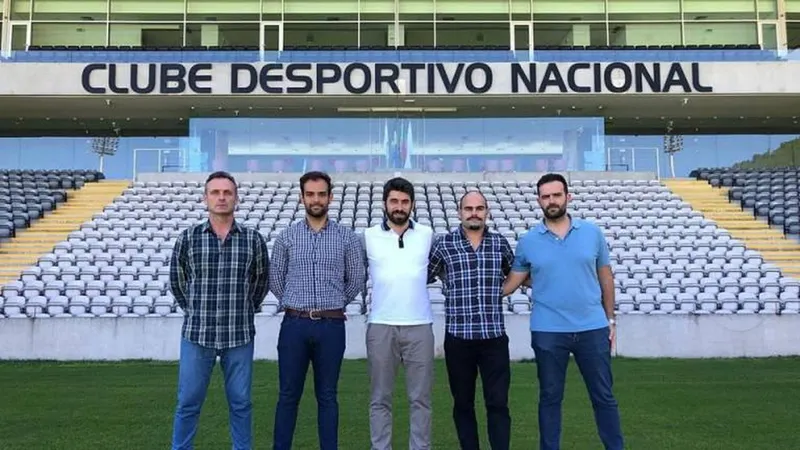 Luís Freire (ao centro) é o novo técnico da equipa sénior. Foto CD Nacional