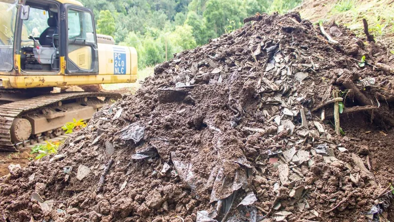 Imagem divulgada pela GNR do amianto enterrado descoberto em São Vicente.