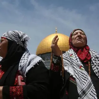 A primeira sexta-feira de orações do Ramadão foi vivida na Palestina por milhares.   Foto EPA