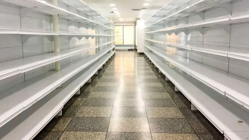 As prateleiras de muitos supermercados continuam vazios.   Foto EPA/MIGUEL GUTIERREZ
