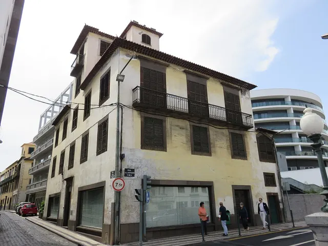 Edifício torreado da rua dos Netos, n.º 77, visto da Ponte Nova. (Atribuição: PESP / Wikimedia CC-BY-SA 4.0)