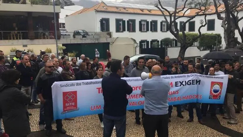 Os trabalhadores iniciaram os protestos ontem, numa concentração na Quinta Vigia.