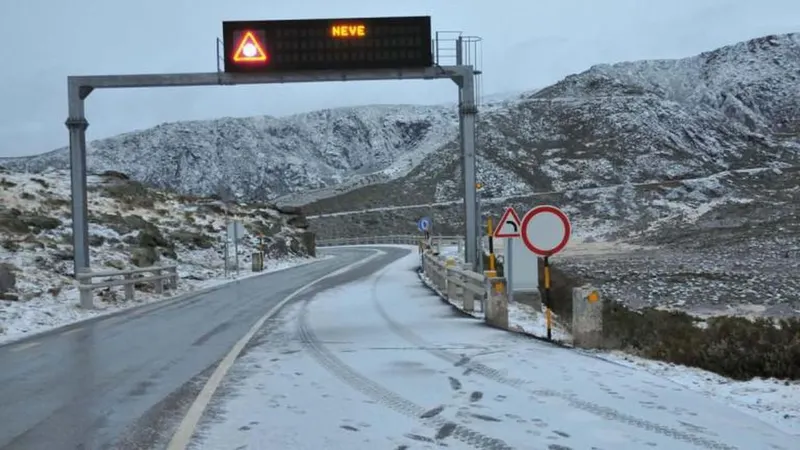 “Intensa queda de neve” verificou-se pouco antes das 15 horas na montanha mais alta de Portugal Continental.