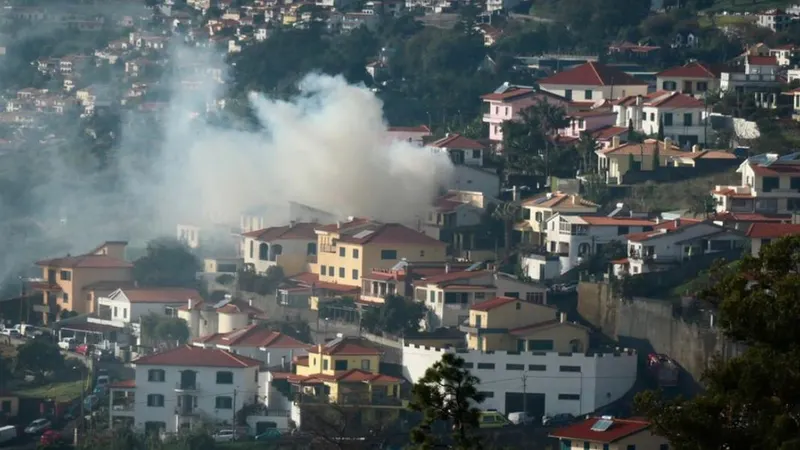 O incêndio começou ontem à tarde e continua activo