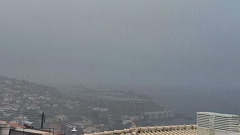 Neste momento encontra-se má visibilidade na zona de aproximação à pista, tecto baixo de nuvens e precipitação
